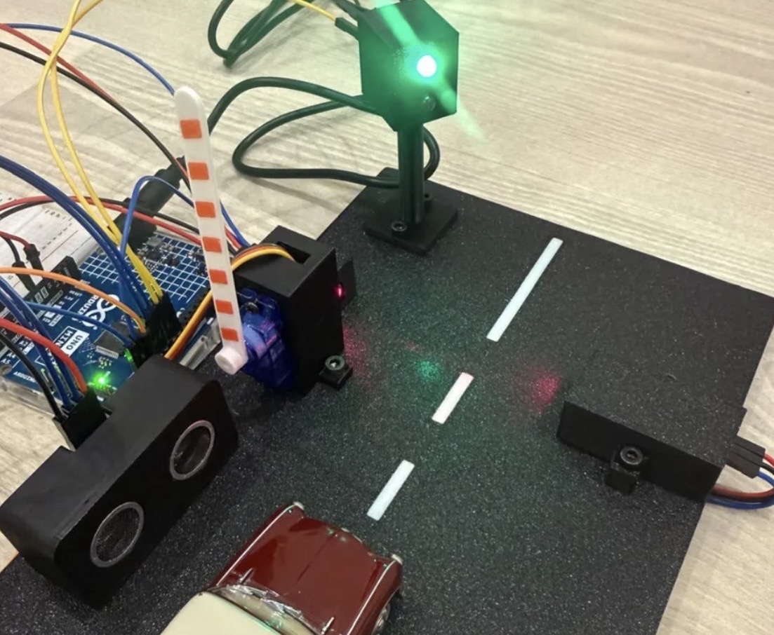 Modell einer Parkhausschranke mit Arduino, Servo, Ampel, Ultraschallsensor und gedruckten Gehäusen